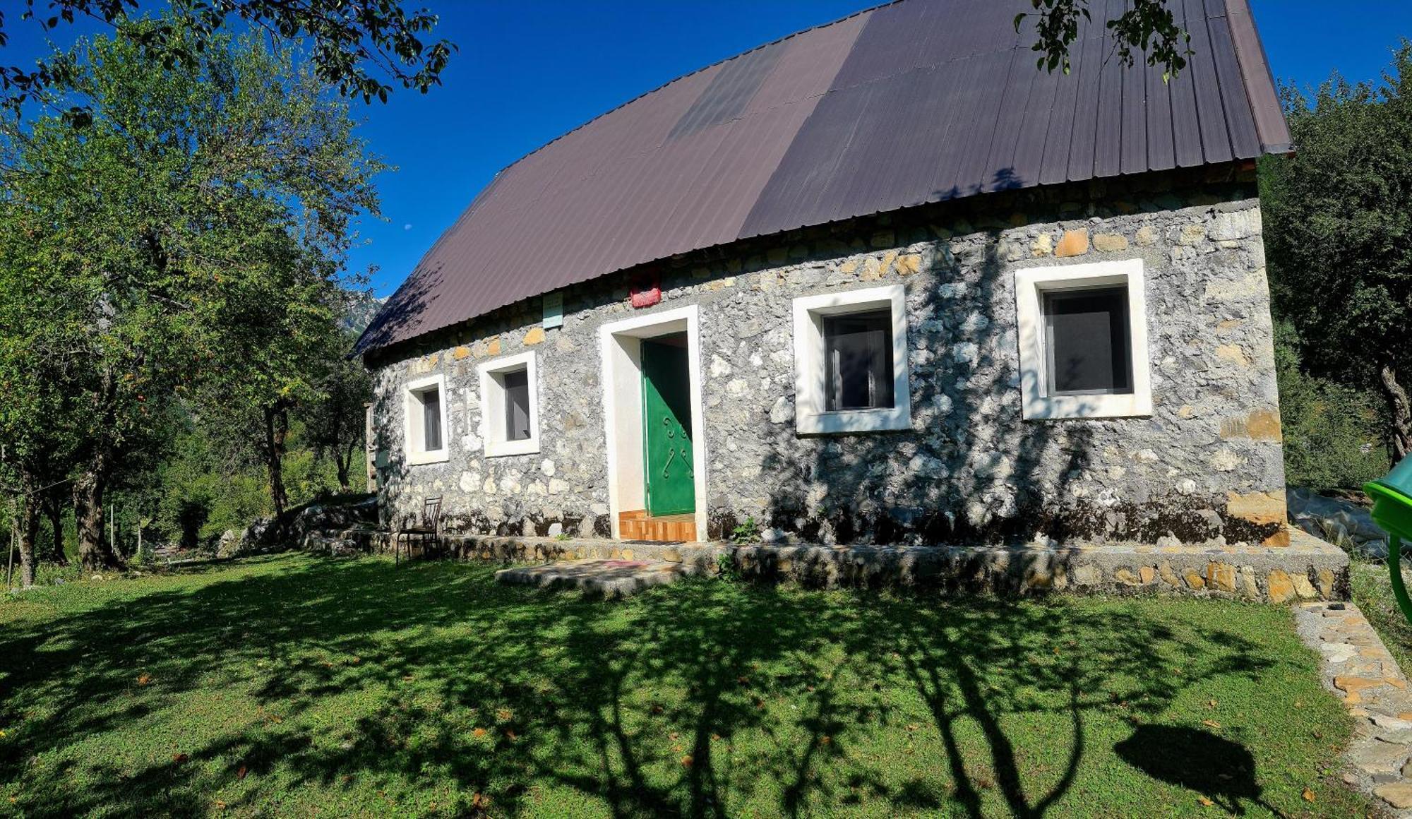 Guest House Emanueli Tropoje Zewnętrze zdjęcie