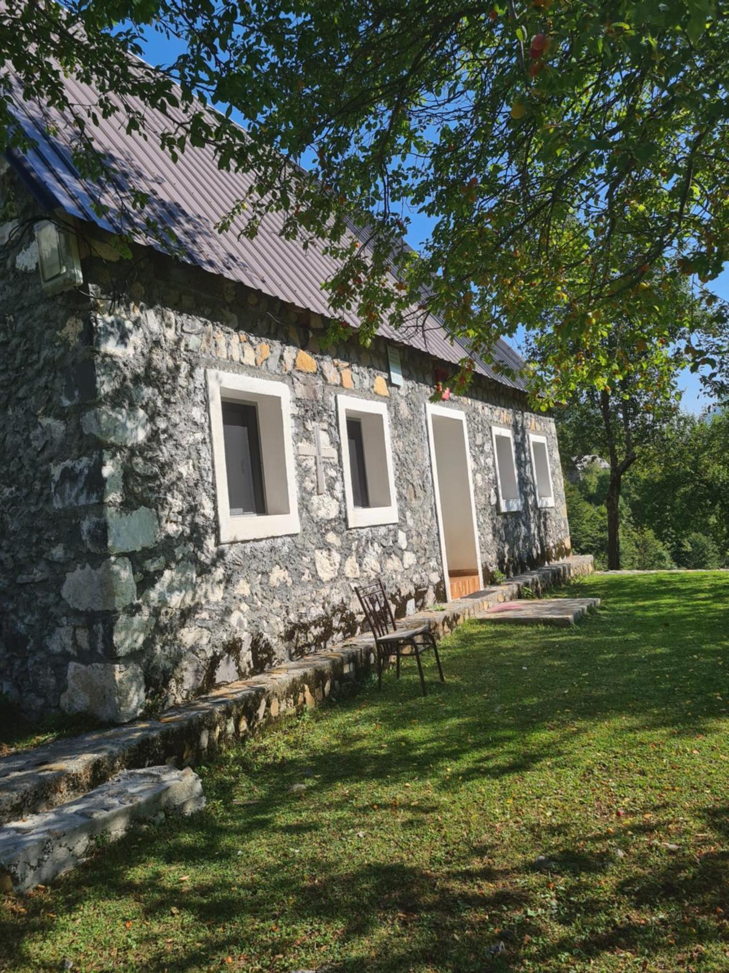 Guest House Emanueli Tropoje Zewnętrze zdjęcie